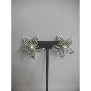 Vintage Sarah Coventry Silver Tone Flower Clip On Earrings White Middle Jewelry